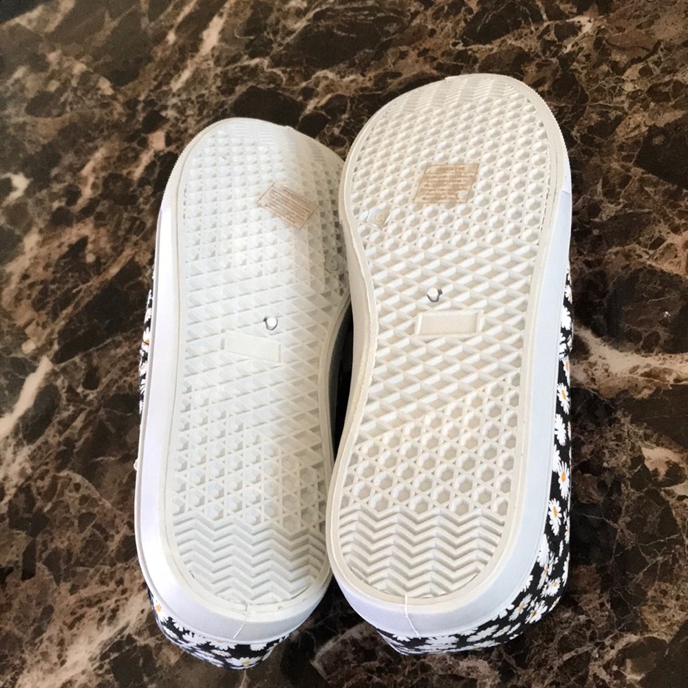 (9) Daisy Floral Canvas Sneakers - Picture 5 of 5